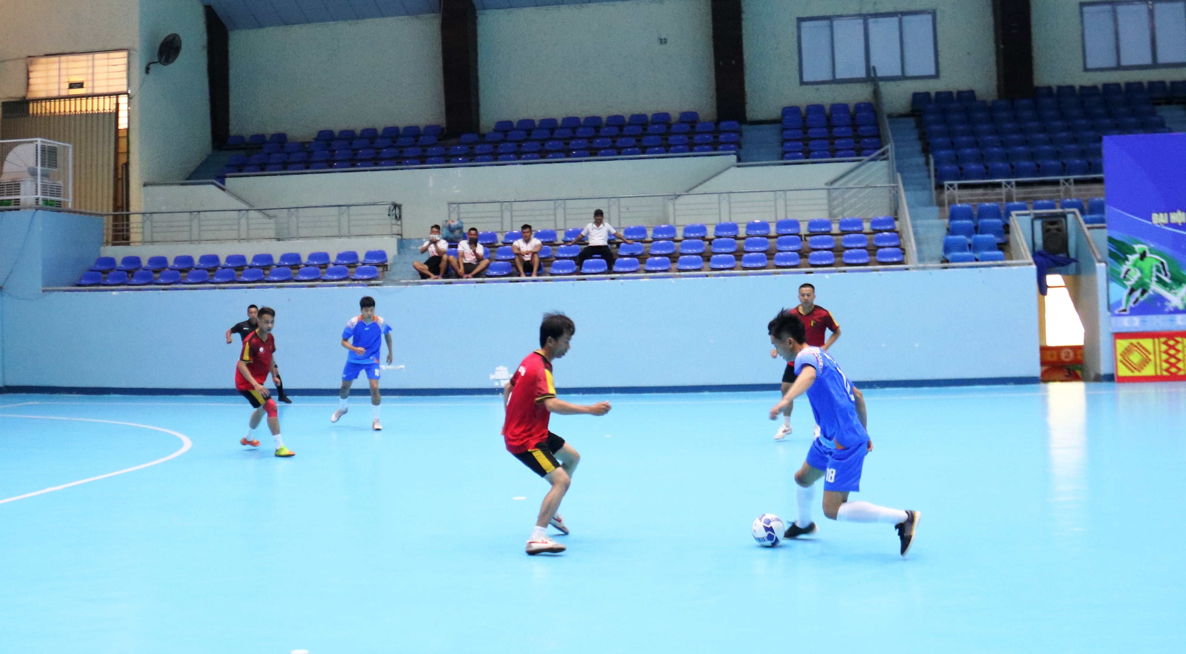 Trận thi đấu giữa đội bóng xã Krông Pắk và xã Tân Tiến diễn ra sôi nổi, hấp dẫn.